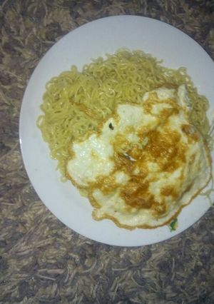 A picture of Plain noodle and egg.