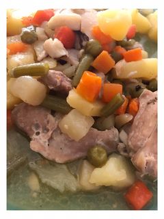 Una foto de Traseros de pollo al ajillo con menestra de verduras
