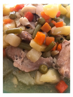 Una foto de Traseros de pollo al ajillo con menestra de verduras