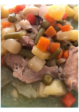 Una foto de Traseros de pollo al ajillo con menestra de verduras