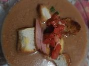 Una foto de sopa de gallo