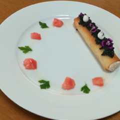 Una foto de Canutillo relleno de caballa y decorado con perlas de caballa