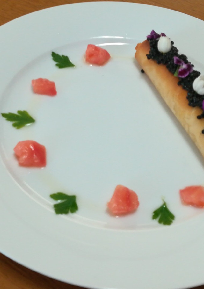 Una foto de Canutillo relleno de caballa y decorado con perlas de caballa
