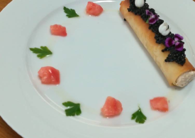 Canutillo relleno de caballa y decorado con perlas de caballa