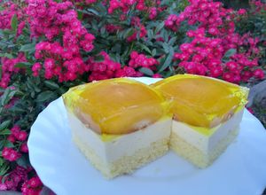 Zdjęcie przepisu Ciasto biszkoptowe z kremem z ''Lemon Curd'' i galaretką.