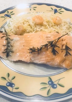 Una foto de Salmón en leche de coco y romero