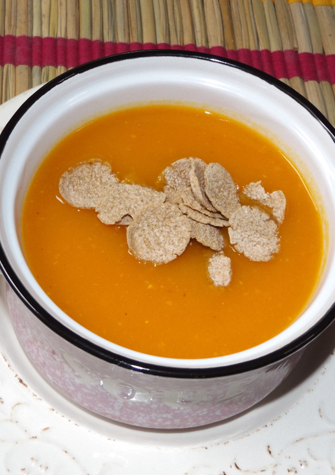 Una foto de Crema especiada de otoño de calabaza y zanahorias