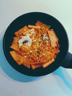 Hình của món Mì cay hàn quốc tokpokki.