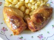 Una foto de pechugas de pollo troceada