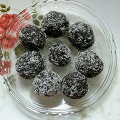 A picture of Oreo coconut balls.