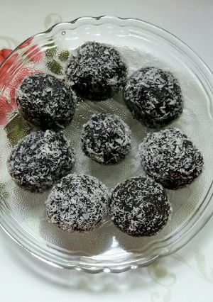 A picture of Oreo coconut balls.