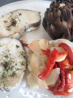 Una foto de Merluza al horno con verduras