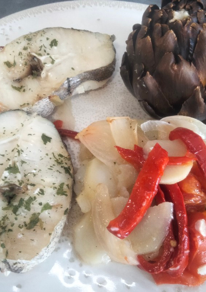 Una foto de Merluza al horno con verduras