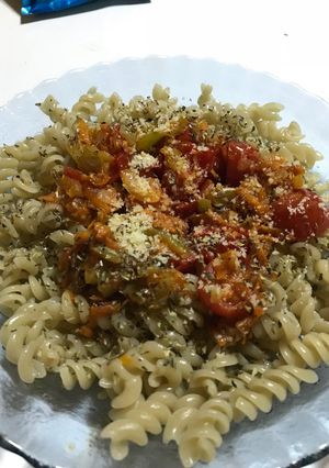 Una foto de Fideos con tomatitos cherri facilisimo