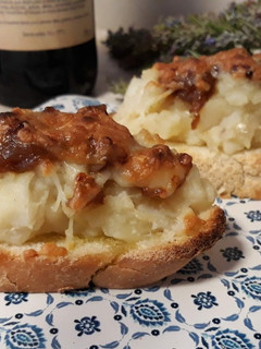 Una foto de Tosta de bacalao con cebolla caramelizada