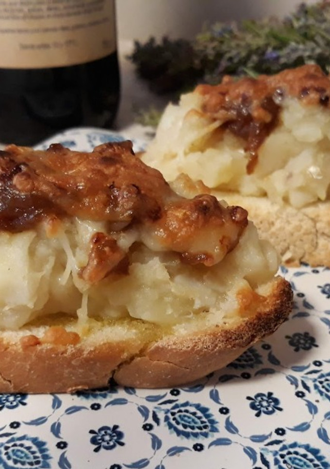 Una foto de Tosta de bacalao con cebolla caramelizada