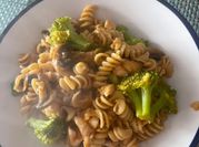 Una foto de pasta integral con champiñones y pollo