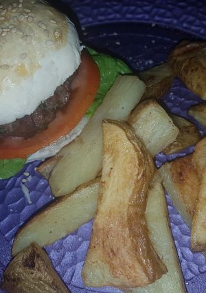 Una foto de Hamburguesa casera con papas rústicas
