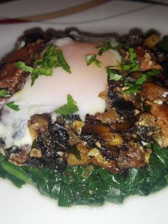 Una foto de Huevo y champiñón Portobello en cama de espinacas