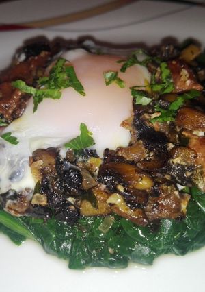 Foto principal de Huevo y champiñón Portobello en cama de espinacas