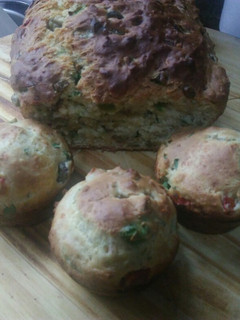 Una foto de Budín rústico de aceitunas, morrón y parmesano