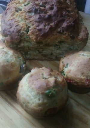 Una foto de Budín rústico de aceitunas, morrón y parmesano