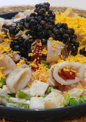 Una foto de Ensaladilla con Calamar, infusión Marina y Piquillos al Ajillo