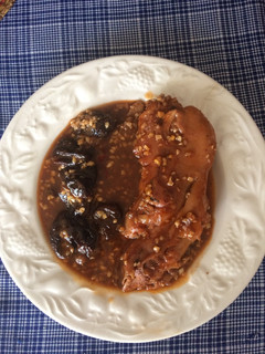 Una foto de Pies de cerdo estofado con ciruelas