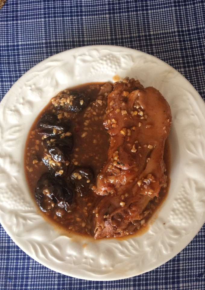 Una foto de Pies de cerdo estofado con ciruelas