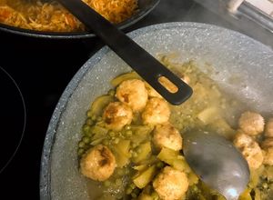 Une photo de Boulettes de viandes aux pommes et riz pilaf aux carottes