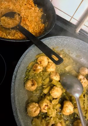 Une photo de Boulettes de viandes aux pommes et riz pilaf aux carottes