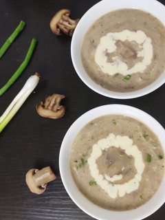 கிரீமி காளான் சூப் (creamy mushroom soup) செய்முறை முக்கிய புகைப்படம்