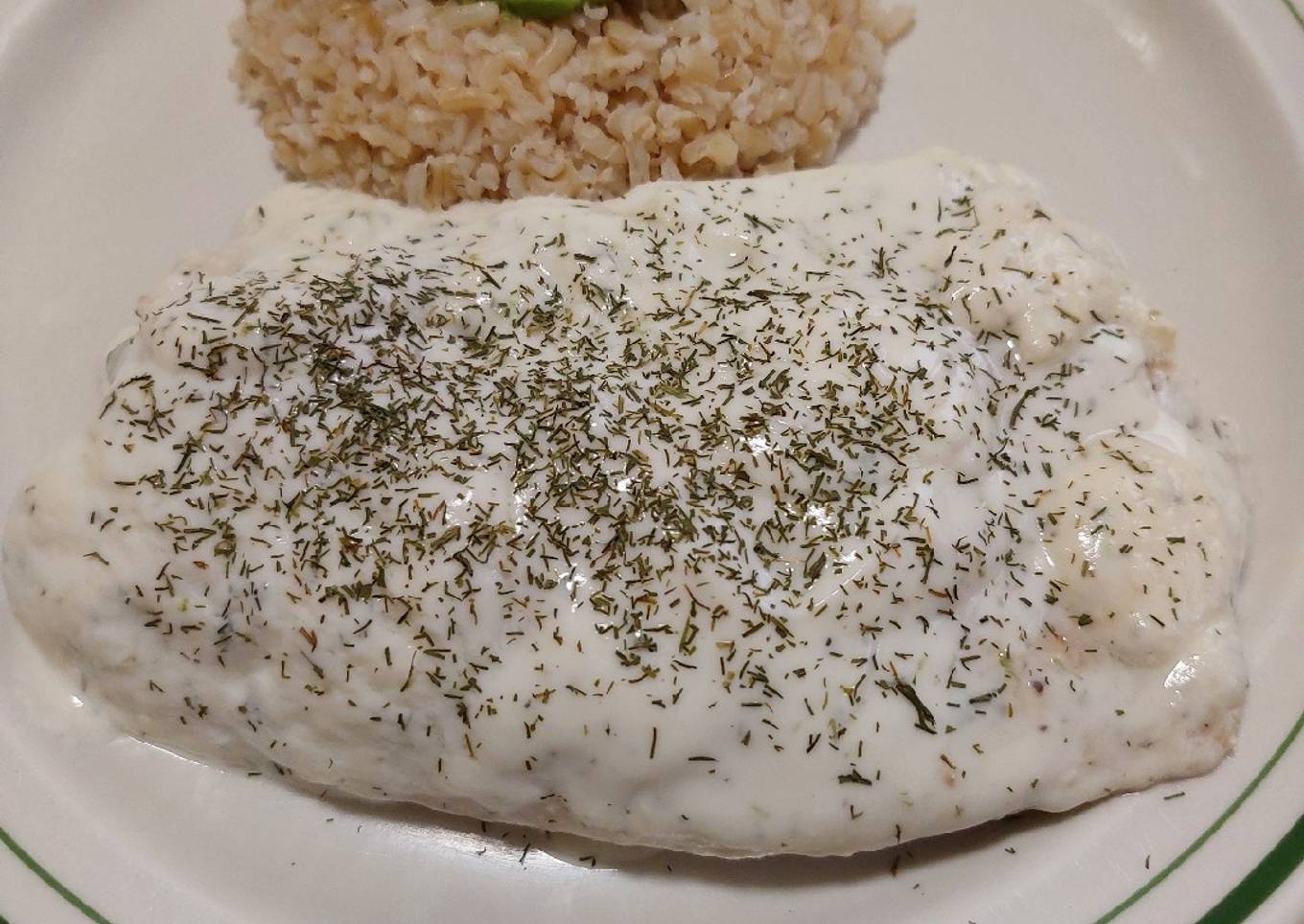 Filete de pescado con salsa de yogurt y eneldo