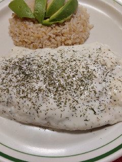 Una foto de Filete de pescado con salsa de yogurt y eneldo