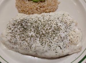 Una foto de Filete de pescado con salsa de yogurt y eneldo
