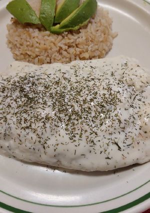 Una foto de Filete de pescado con salsa de yogurt y eneldo
