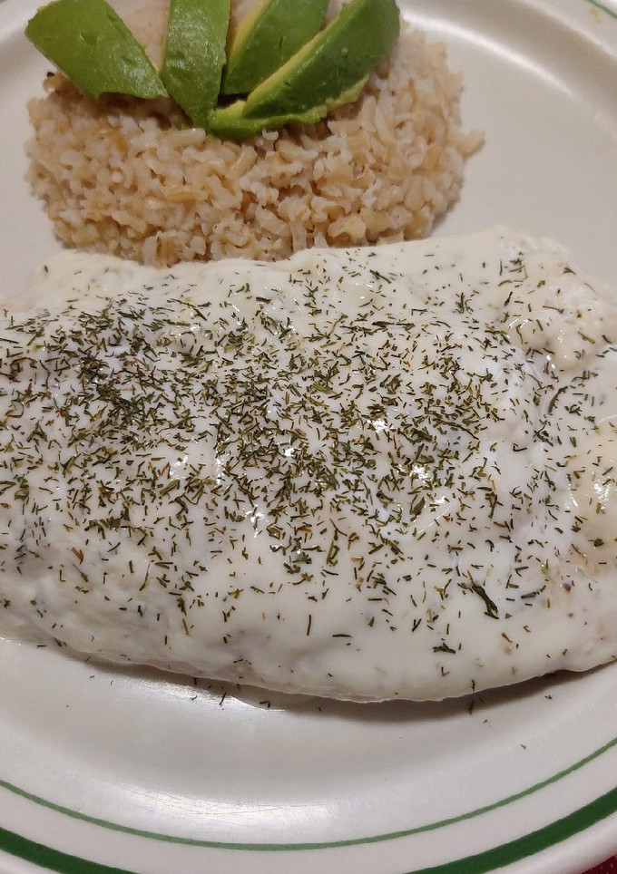 Una foto de Filete de pescado con salsa de yogurt y eneldo