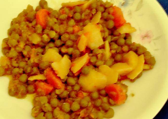 κύρια φωτογραφία συνταγής Αρακάς με πατατούλες και καρότα