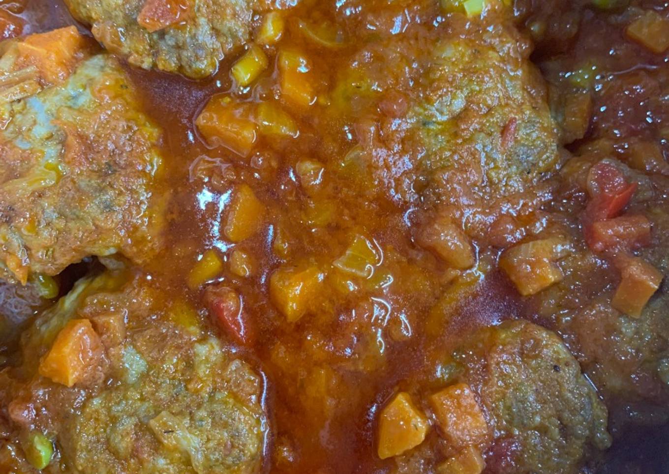 Chuletitas de carne picada con tomate