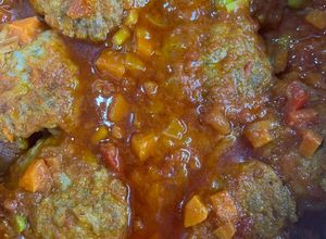 Una foto de Chuletitas de carne picada con tomate