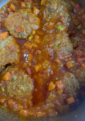 Una foto de Chuletitas de carne picada con tomate