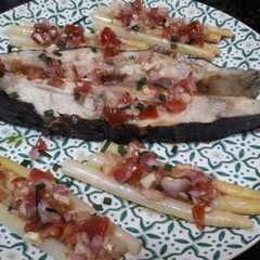 Una foto de Rodaballo a la plancha con espárragos y vinagreta de anacardos