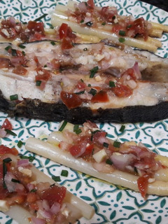 Una foto de Rodaballo a la plancha con espárragos y vinagreta de anacardos