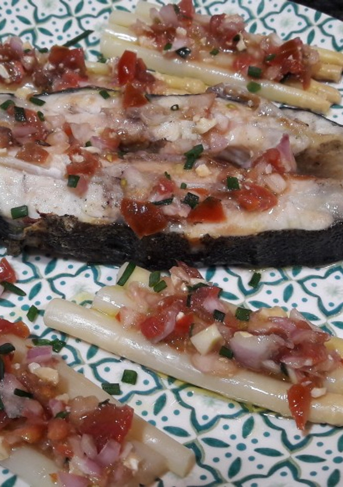 Una foto de Rodaballo a la plancha con espárragos y vinagreta de anacardos