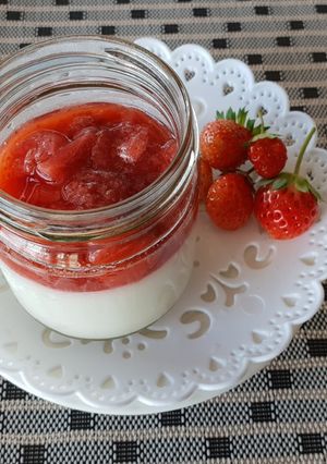 Foto resep Pannacota with strawberry compote