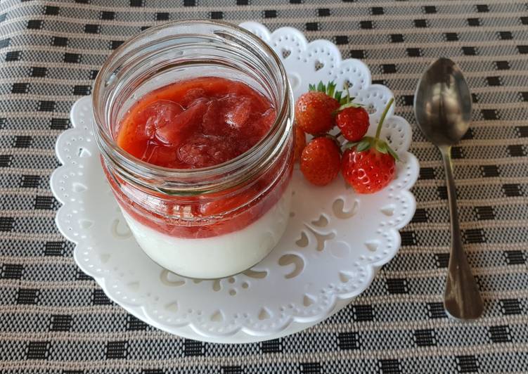 Rahasia Membuat Pannacota with strawberry compote Untuk Pemula!