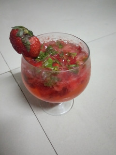 સ્ટ્રોબેરી મોઈતો (Strawberry Mojito Recipe In Gujarati) રેસીપી મુખ્ય ફોટો