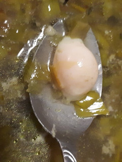 Una foto de Sopa de champiñones al curry con huevos de codorniz