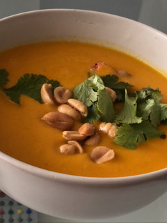 Una foto de Sopa de zanahoria con leche de coco y gambas en Thermomix