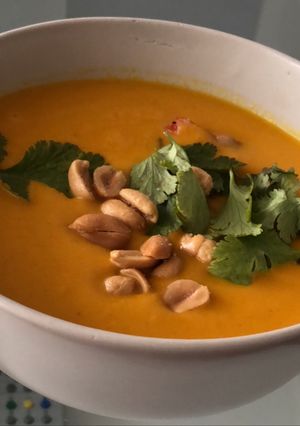 Una foto de Sopa de zanahoria con leche de coco y gambas en Thermomix